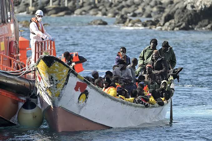 Dos inmigrantes muertos y siete heridos en una barcaza auxiliada por España
