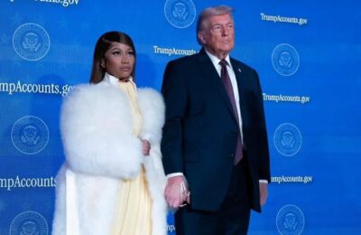 Nicky Minaj lleva a sus fans dentro del avion ´´Air Force One´´ antes de viajar con el presidente Trump