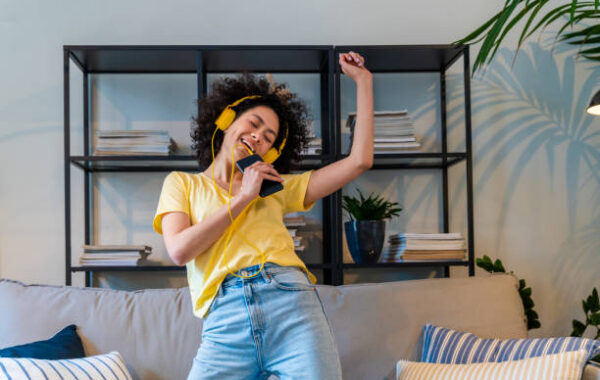 La música latina logra un «pico» y es el quinto género más escuchado en EEUU, según reporte