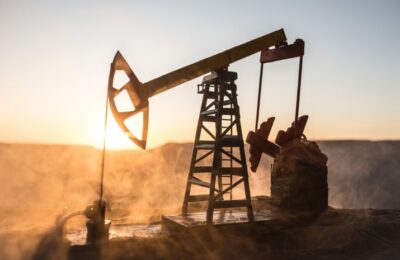 Petróleo cae 2% atento al acuerdo sobre diésel de Rusia y los ataques a Arabia Saudita