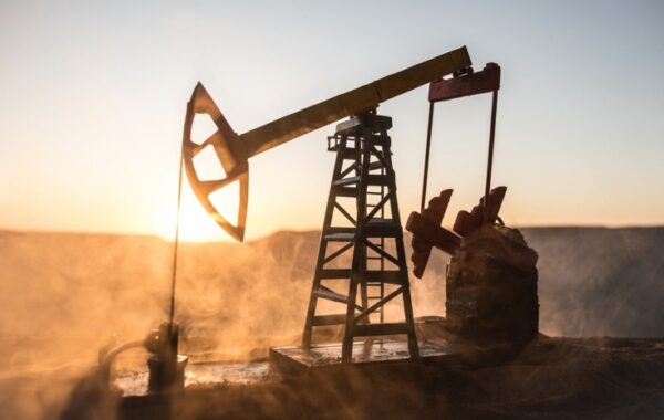 El petróleo de Texas baja 1.8% tras propuesta para reanudar negociación entre EE.UU. e Irán