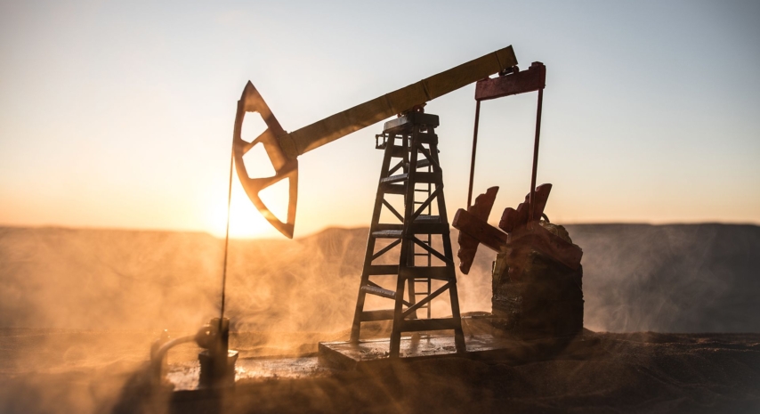 Petróleo cae 2% atento al acuerdo sobre diésel de Rusia y los ataques a Arabia Saudita