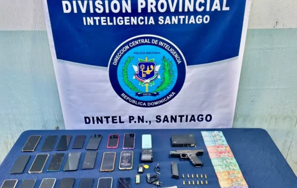 Tres personas detenidas tras allanamiento en Navarrete; ocupan arma de fuego y 21 celulares
