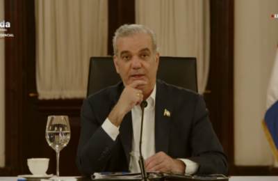 Abinader responde a ciudadana preocupada por las alzas de la gasolina:  “Quisiera empezar a bajarla”