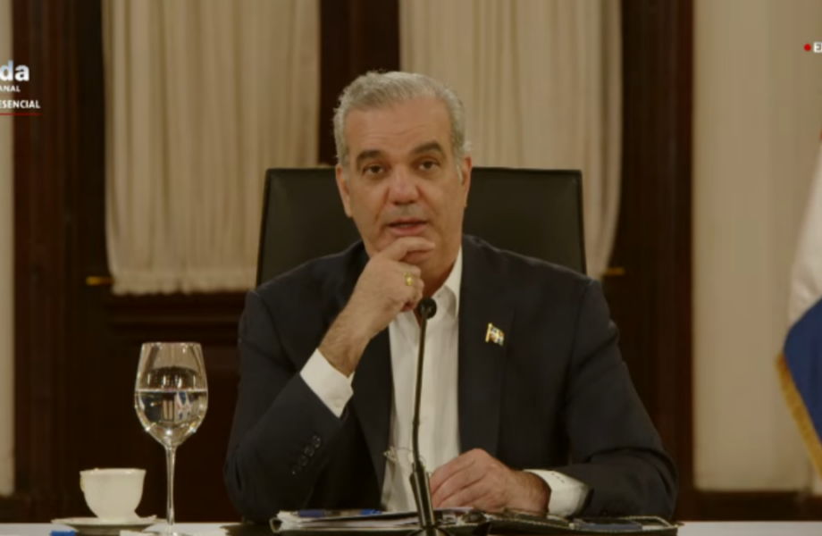 Abinader responde a ciudadana preocupada por las alzas de la gasolina:  “Quisiera empezar a bajarla”