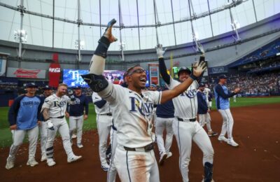 Cerveceros derrotan a los Rays y se colocan a dos triunfos del título de la Serie Mundial
