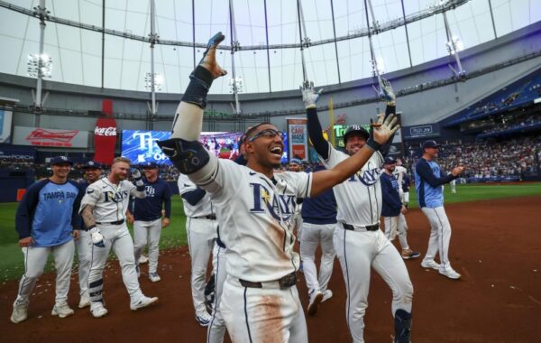 Cerveceros derrotan a los Rays y se colocan a dos triunfos del título de la Serie Mundial