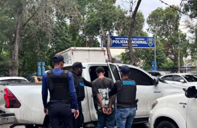 Se entrega adolescente de 17 años señalado por muerte a tiros de sargento policial en Santiago
