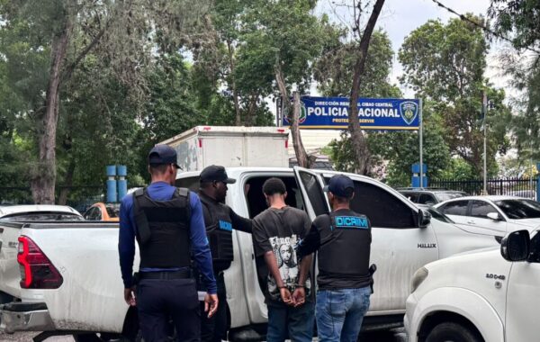 Se entrega adolescente de 17 años señalado por muerte a tiros de sargento policial en Santiago