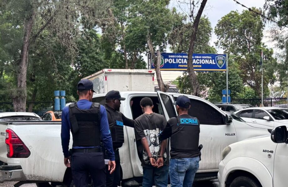 Se entrega adolescente de 17 años señalado por muerte a tiros de sargento policial en Santiago