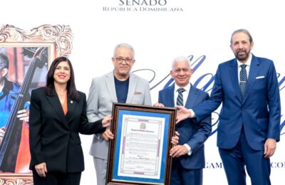 Presidente Abinader condecora al excanciller Roberto Álvarez con la Orden del Mérito de Duarte, Sánchez y Mella