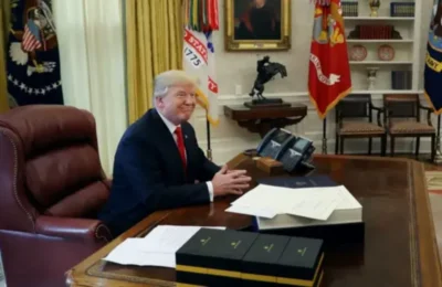Trump llama «estúpido» a Obama por burlarse de sus reformas en la Casa Blanca