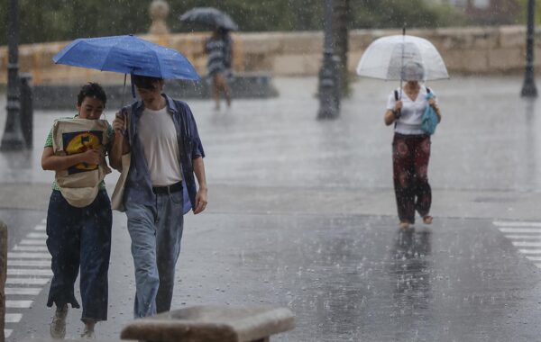 Onda tropical provocará aguaceros y tronadas; tormenta Isaías no representa peligro para RD